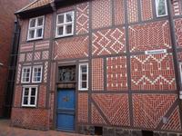 Altes Haus mit Seitentür als Fluchtweg bei Bränden