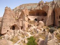 Zelve-Tal - Blick auf Mühle und Weintrauben-Kirche