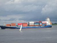 CContainerschiff im Elbekanal