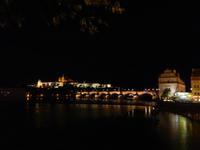 Hier sieht man zusätzlich zu Karlsbrücke und Prager Burg rechts noch das Bedrich-Smetana-Museum.