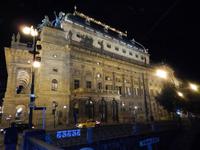 Am moldauseitigen Ende der Straße steht das Nationaltheater von Prag (narodni divadlo).