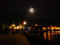 Die Karlsbrücke im Mondschein.