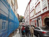Wir entflohen dem Rummel in der Karlsgasse und nahmen eines der kleinen Prager Seitengässchen.