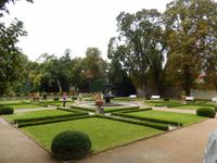 Die singende Fontäne. Wenn man den Kopf unter den Brunnen hält, kann man singende Geräusche hören.