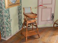 Und auch Hochstühle kannte man bereits im 18. Jahrhundert schon in derselben Form wie heute.