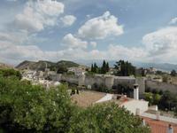 Blick auf den hinter der Stadtmauer liegenden Stadtteil Albaicin 
