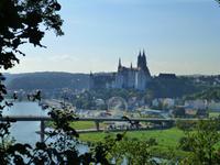 durch die Bäume bietet sich schon ein schöner Ausblick auf Meißen