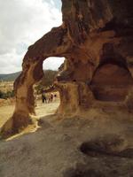 Blick durch die Ruinen eines Siedlungshügels neben dem Midas Monument