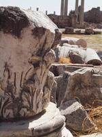 Säulenkopf, Perge