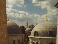 aus einem Fenster der Hagia Sophia mit Blick auf die Blaue Moschee