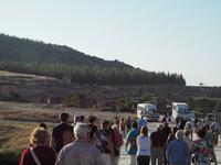 Reisegäste auf dem Weg durch Hierapolis