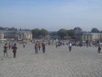 Vorhof Schloss Versailles mit Blick zur Stadt