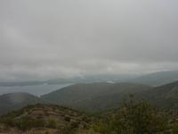Wolken verhangene Inselwelt