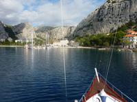 Einfahrt nach Omis der Burg Mirabella