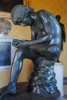 Bronzeskulptur vom Dornenauszieher