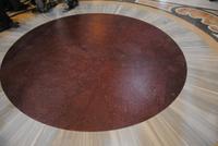 Rote Marmorscheibe auf der Kaiser Karl gekrönt wurde