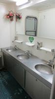 555_Waschraum im Zug