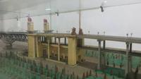 1497_Modell von der Auto- und Eisenbahnbrücke über den Yangtze in Nanjing