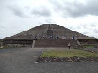 Am Fuße der Sonnen-Pyramide