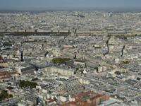 das Häusermeer von Paris; in der Mitte der Louvre