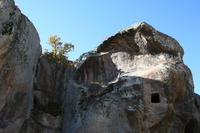 Höhlengräber im Felsen