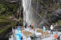 Wasserfall an den Fjorden im Milford Sound