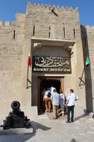 Reisegäste gehen in das Nationalmuseum von Dubai