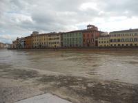 auch der Arno führt Hochwasser...hier in Pisa