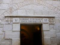 9.Tag, 01.11.2013: Via Dolorosa (Station V - Simon aus Kyrene hilft Jesus das Kreuz zu tragen)