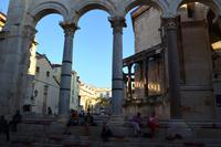 010 Blick vom Peristyl zum Silbernen Tor