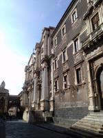 eine der vielen Kirchen der Stadt (links), Kunstakademie