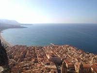 ..Belohnung: das wohl schönste Panorama der Reise über die Stadt Cefalù und die Küste