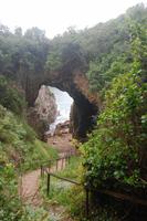 Featherbed-Experience Höhlen auf dem Weg der Wanderung ins Tal