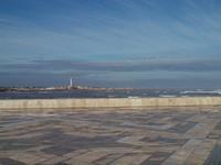 Platz vor der Moschee Hassan II mit Blick zum Leuchtturm