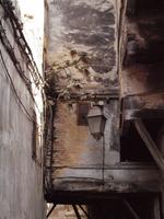 Stromleitungen und Beleuchtung in der Medina von Fès