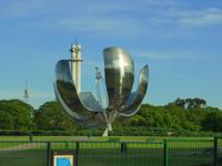 Argentinien/ Buenos Aires - Blütenskulptur an der Plaza Naciones Unidas 