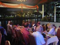 Abendessen mit Blick auf den Singapore River