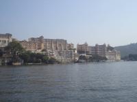 Stadtpalast Udaipur vom See her