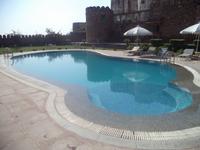 Pool an der Burg von Khejrala