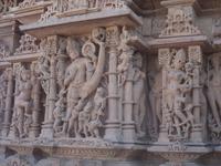 Prächtige Skulpturen im Tempel von Osyan