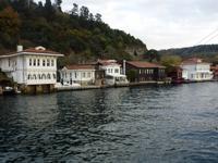 Blick auf schicke Villen entlang der Küste