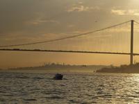 Die Istanbuler Skyline im mystischen Licht erscheint am Horizont