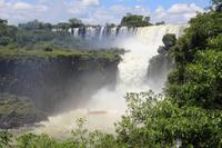 Iguazú-Wasserfälle - ein Schiff auf Kurs Richtung Wasserfall