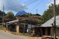 zu Besuch in einem Dorf der Minderheit „Kmu“