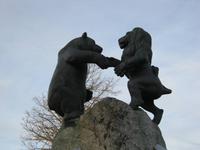 Bär und Löwe
