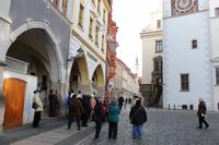 Reisegäste vor dem Rathaus in Görlitz