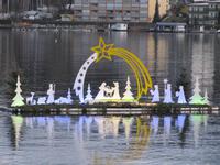 die Weihnachtskrippe schwimmend auf dem See
