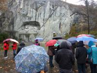 Gruppe bei Löwendenkmal während Stadtführung