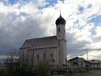 Neujahrsmorgen in Happing-Kirche des Ortes