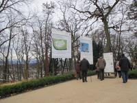 Gäste informieren sich über die Anlage des Niederwalddenkmals und die Germania